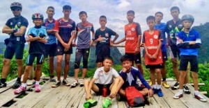 タイのサッカー少年とコーチ